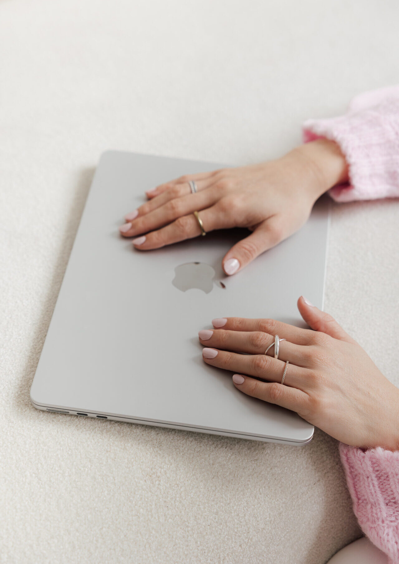 Detailshots_ästhetik_Laptop_silber_Schmuck