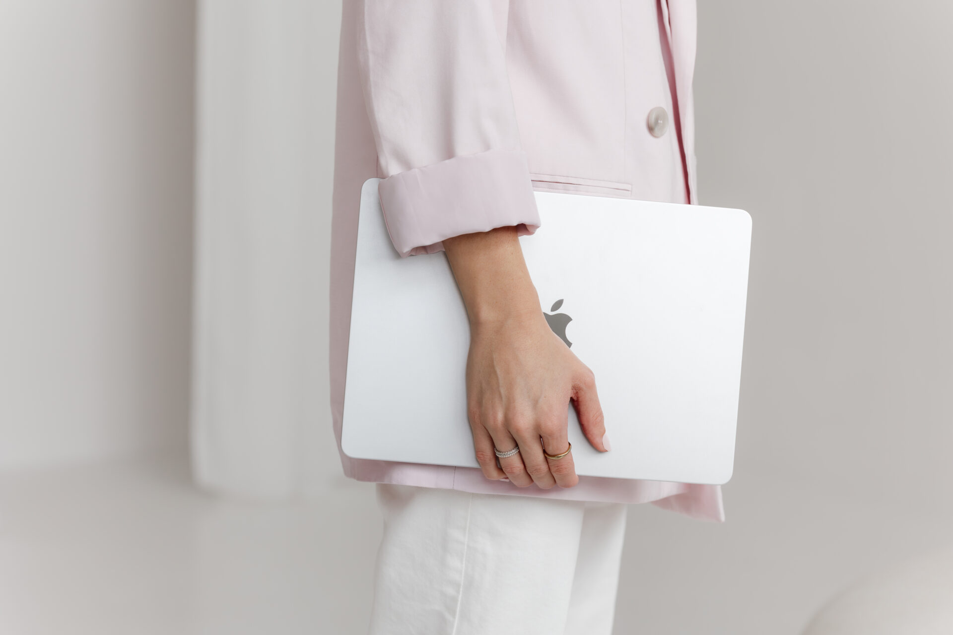 Detailshots_ästhetik_Laptop_silber_Schmuck_Hannah_Frick_rosa-Blazer