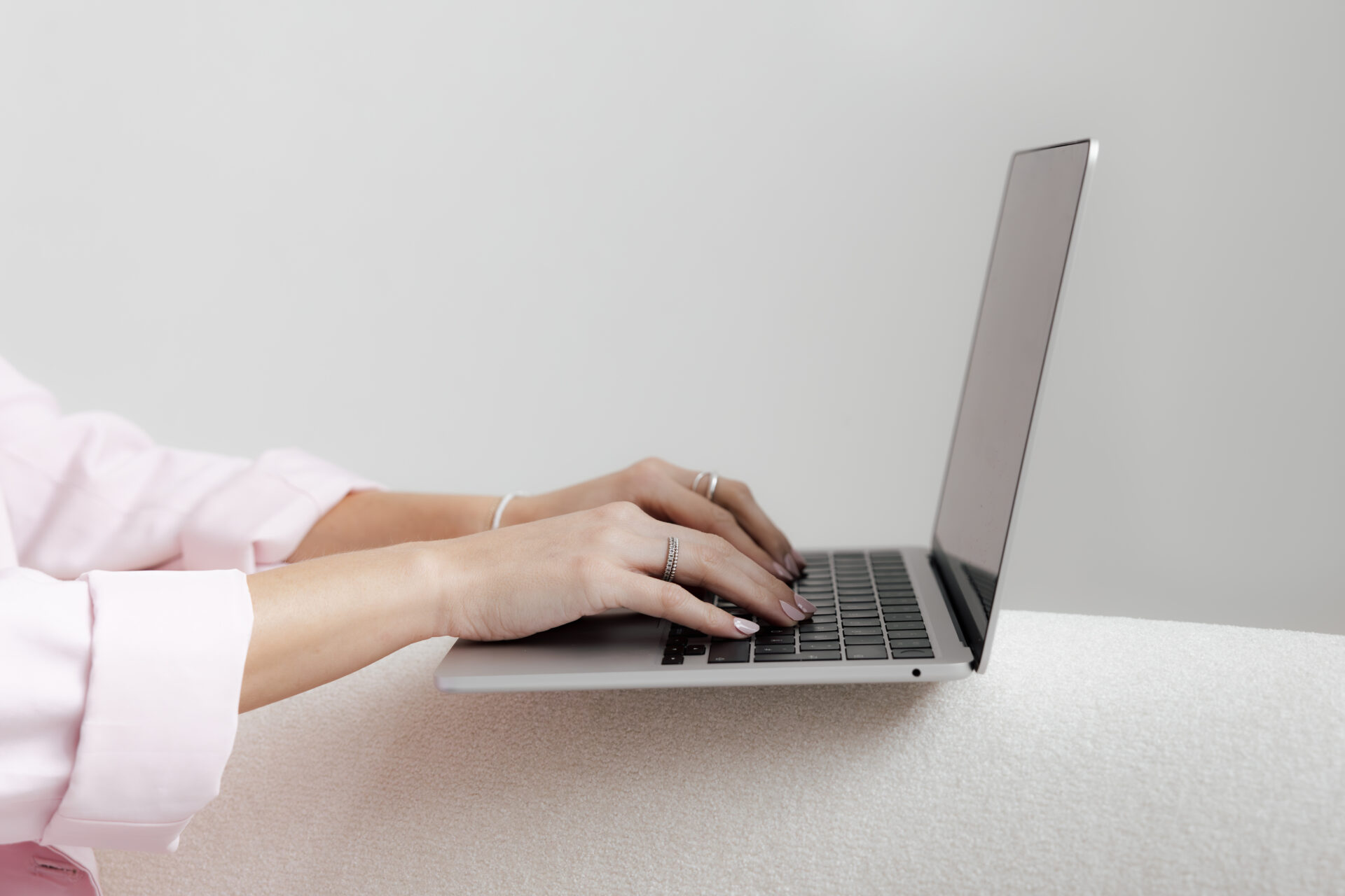 Detailshots_ästhetik_Laptop_silber_Schmuck