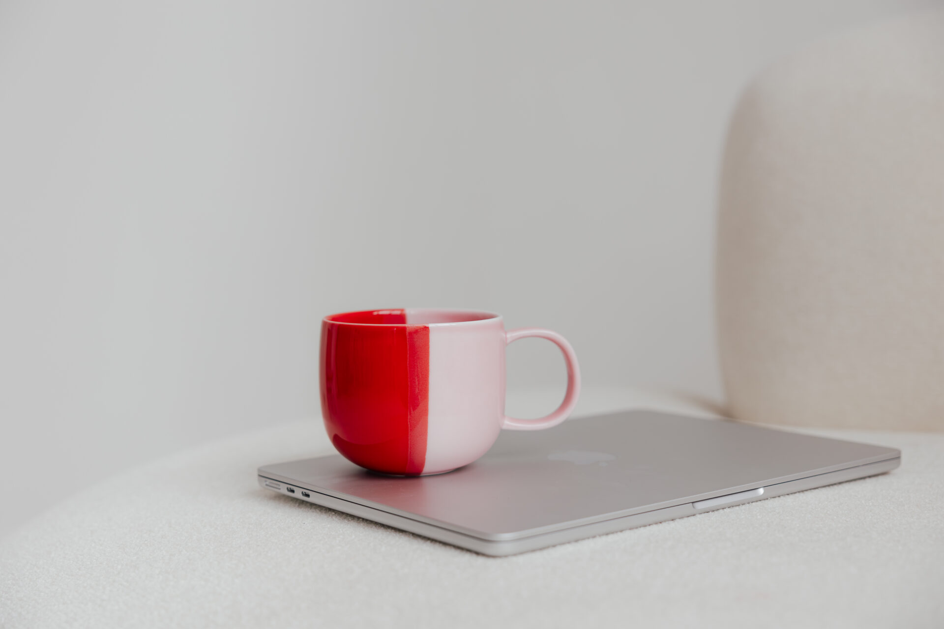 Hannah_Frick_LinkedIN_Expertin_Rosa-Blazer_Tasse_Detailshots_Loftstudio